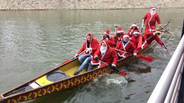 Wrocław: grupa Świętych Mikołajów pływała smoczą łodzią po Odrze [ZDJĘCIA]