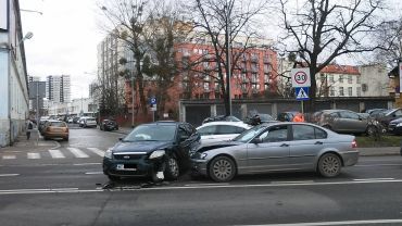 BMW i ford zderzyły się na pl. Orląt Lwowskich. Tu do stłuczek dochodzi regularnie [ZDJĘCIA]