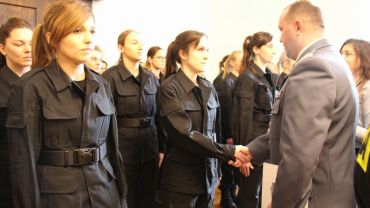 Wrocław: 56 nowych policjantów ślubowało strzec bezpieczeństwa Państwa i jego obywateli  [ZDJĘCIA]