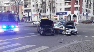 Wypadek z udziałem samochodu straży miejskiej w centrum [ZDJĘCIA]