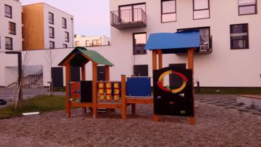 Oto plac zabaw na wzorcowym osiedlu Nowe Żerniki. Kilkaset rodzin, jedna drewniana budka [ZDJĘCIA]