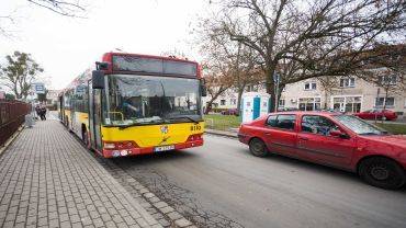 Awantura o pętlę na Grabiszynku. Autobus nie może przejechać, bo rodzice przyjeżdżają na wywiadówki [ZDJĘCIA]