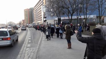 Tramwaj wykoleił się na pl. Strzegomskim. Ruch był sparaliżowany przez cztery godziny [ZDJĘCIA]