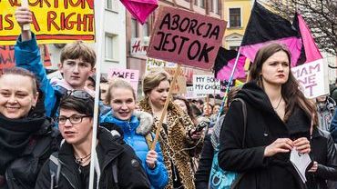 Manifa przeszła ulicami Wrocławia pod hasłem „Aborcja wolna od (o)sądów” [ZDJĘCIA]