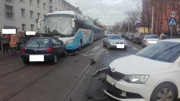 Poranek we Wrocławiu: wykolejenie tramwaju i kolizja samochodu z autokarem [ZDJĘCIA]