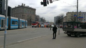 Wypadek na pl. Orląt Lwowskich. Były objazdy dla tramwajów