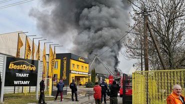 Duży pożar na Brochowie. Zawalił się dach hali [DUŻO ZDJĘĆ, WIDEO]