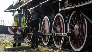 Historyczna lokomotywa „odjeżdża” ze Świebodzkiego. Zostanie wyremontowana i stanie się eksponatem [ZDJĘCIA, WIDEO]