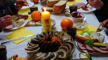 Wielkanoc dla ubogich. Caritas święci pokarmy i organizuje wspólne śniadanie