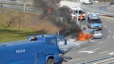 Samochód stanął w płomieniach niedaleko Stadionu Wrocław [ZDJĘCIA]