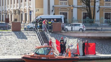 W centrum Wrocławia z Odry wyłowiono ciało mężczyzny [ZDJĘCIA]