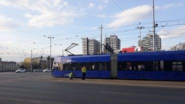 Awaria i wykolejenie tramwajów w centrum. Kilkanaście linii skierowano objazdami [ZDJĘCIA]