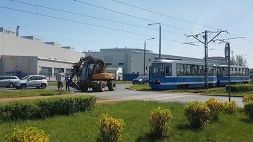 Kolizja z udziałem koparki i tramwaju na Żmigrodzkiej