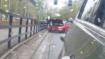 Poniedziałkowy poranek: wykolejenie tramwaju, potrącona kobieta i samochód, który uderzył w barierki