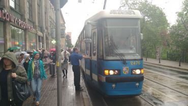 Awaria tramwaju przy Renomie. Korki w deszczu [ZDJĘCIA]