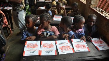 W afrykańskich szkołach dzieci uczą się z podręczników kupionych przez władze Wrocławia