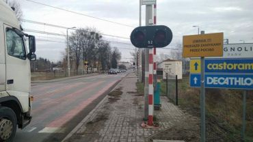 Wrocław: specjalne naklejki zapobiegną zderzeniom aut z pociągami na przejazdach?