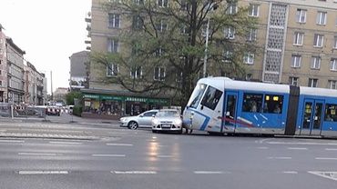 Kolizja samochodu i tramwaju na Piłsudskiego. Korki i utrudnienia dla pasażerów MPK