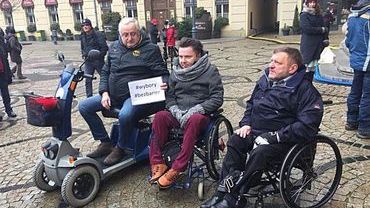 Wrocławianie, którzy wspierają protestujących w Sejmie, nie zostali do niego wpuszczeni