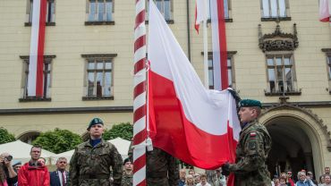 Biało-czerwona zawisła na Rynku. Obchody Dnia Flagi we Wrocławiu [ZDJĘCIA]