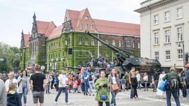 Husaria, czołgi i historyczne mundury – tak Wrocław świętował 2 maja [ZDJĘCIA]
