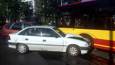 Wrocław: zderzenie dwóch samochodów z autobusem MPK [ZDJĘCIA]