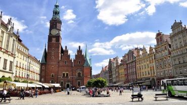 37-latek w centrum Wrocławia pobił przechodnia, bo ten nie chciał go poczęstować papierosem