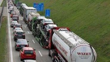 Wypadek na trasie Świdnica- Wrocław. Jedna osoba ranna, droga zablokowana