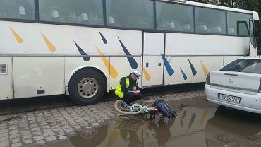 Tragiczny wypadek w centrum. Rowerzystka zginęła pod kołami autobusu [ZDJĘCIA]