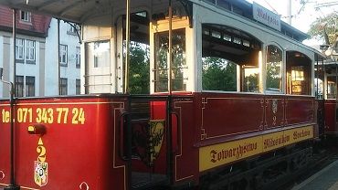 Wykolejenie zabytkowego tramwaju. Utrudnienia na zachodzie Wrocławia [ZDJĘCIA]