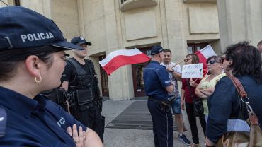 Protest przed halą w której dyskutowali Kwaśniewski, Komorowski i Michnik [ZDJĘCIA]