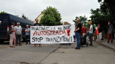 Protest na Grabiszynku. Mieszkańcy na godzinę zablokowali ulicę prowadzącą do dwóch szkół [ZDJĘCIA]