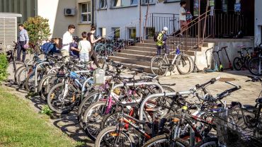 Wrocław: do tej szkoły 9 na 10 uczniów dojeżdża rowerem lub na hulajnodze