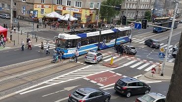 Kolizja tramwaju z samochodem w centrum. Utrudnienia dla pasażerów MPK