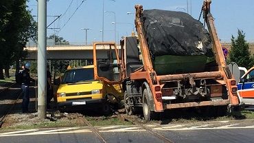 Wypadek na Osobowickiej. Bus zablokował torowisko [ZDJĘCIE]
