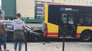 Seria wypadków we Wrocławiu. Karetka zderzyła się z tramwajem, samochód wjechał w autobus