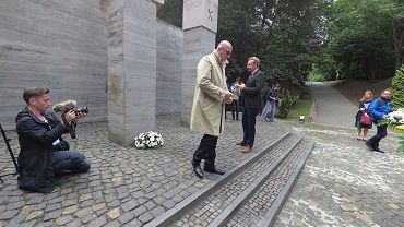 Rafał Dutkiewicz złożył kwiaty pod pomnikiem zamordowanych lwowskich profesorów [ZDJĘCIA]