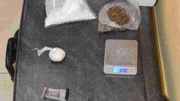Policjanci znaleźli 122 doniczki z roślinami konopi i 2 tys. porcji amfetaminy