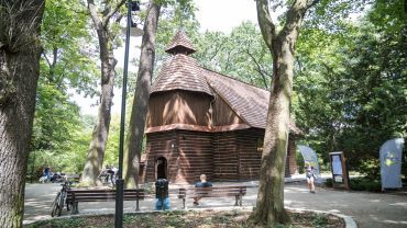 Drewniany kościółek w Parku Szczytnickim po remoncie. Nowe miejsce spotkań [ZDJĘCIA]