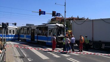 Groźny wypadek na Broniewskiego. Ciężarówka wjechała w tramwaj, są ranni [ZDJĘCIA]