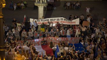 Łańcuch Światła. Wrocławianie znów protestowali w obronie Sądu Najwyższego [ZDJĘCIA]