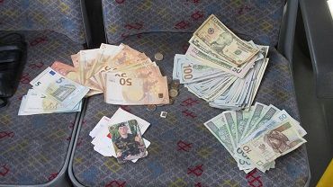 Niecodzienna zguba w autobusie MPK. Kierowca znalazł kilka tysięcy dolarów!