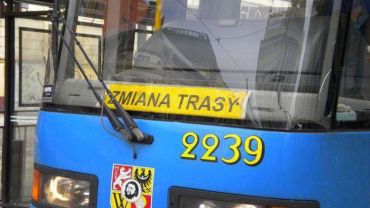 Uszkodzony tramwaj zablokował przejazd przez pl. Społeczny