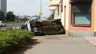 Dachowanie przy Legnickiej. Auto roztrzaskało się o budynek [ZDJĘCIA]