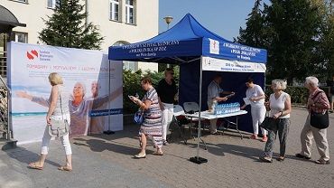 Przy szpitalu na Borowskiej wolontariusze będą rozdawać wodę seniorom