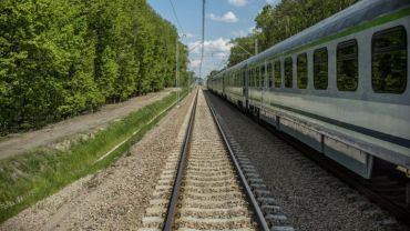 Nieostrożny kierowca zerwał trakcję nad linią kolejową do Poznania. Duże opóźnienia