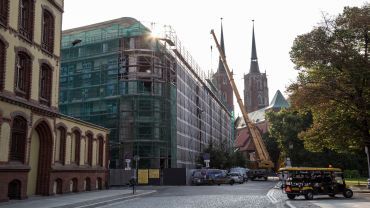 Trwa budowa hotelu na Ostrowie Tumskim. Widać postępy! [ZDJĘCIA]