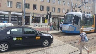 Taksówka zablokowała ruch tramwajów w centrum [ZDJĘCIA]