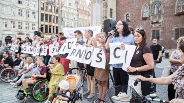 We Wrocławiu odbyła się pikieta solidarnościowa z rodzicami osób niepełnosprawnych [ZDJĘCIA]