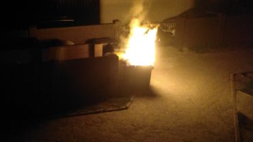Pożar na Grabiszynie. Palił się kontener na makulaturę [ZDJĘCIE]